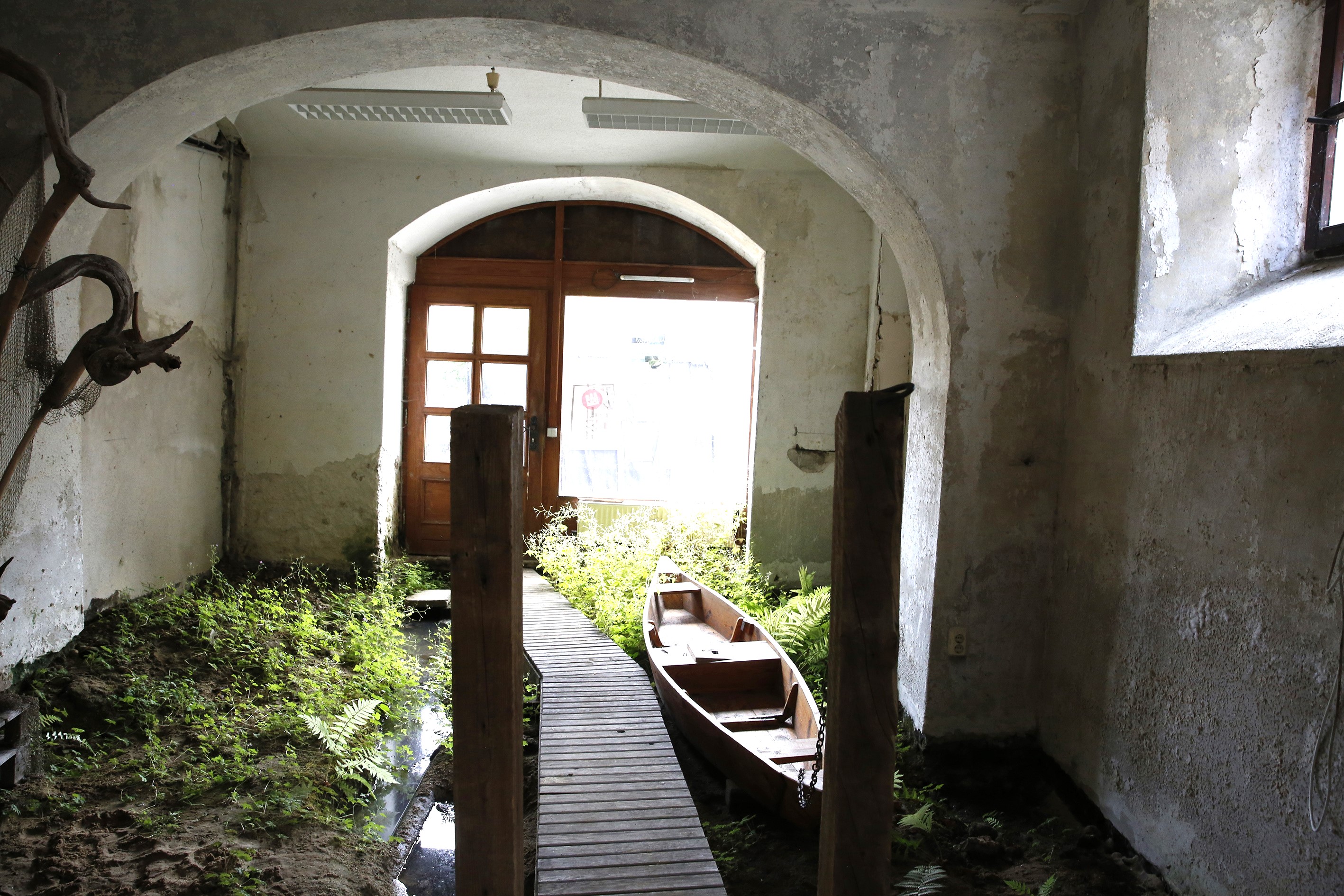 Durch den Frontraum des alten Oderberger Rathauses fließt aus dem Endmoränenhang hinter dem Haus ein Quellflüsschen zur Oder. Der Raum wird ein Part der „Botschaft der Oder“ während der Rathaus-Spiele 2026.