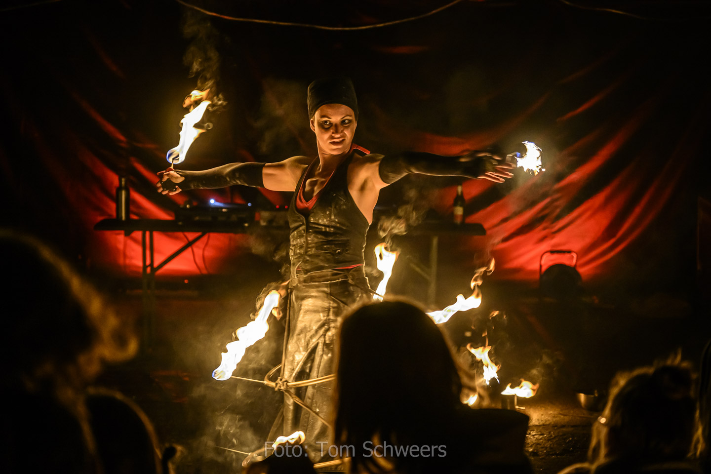 23 Uhr: Feuershow mit Boryana Foto: Bori Simanyi