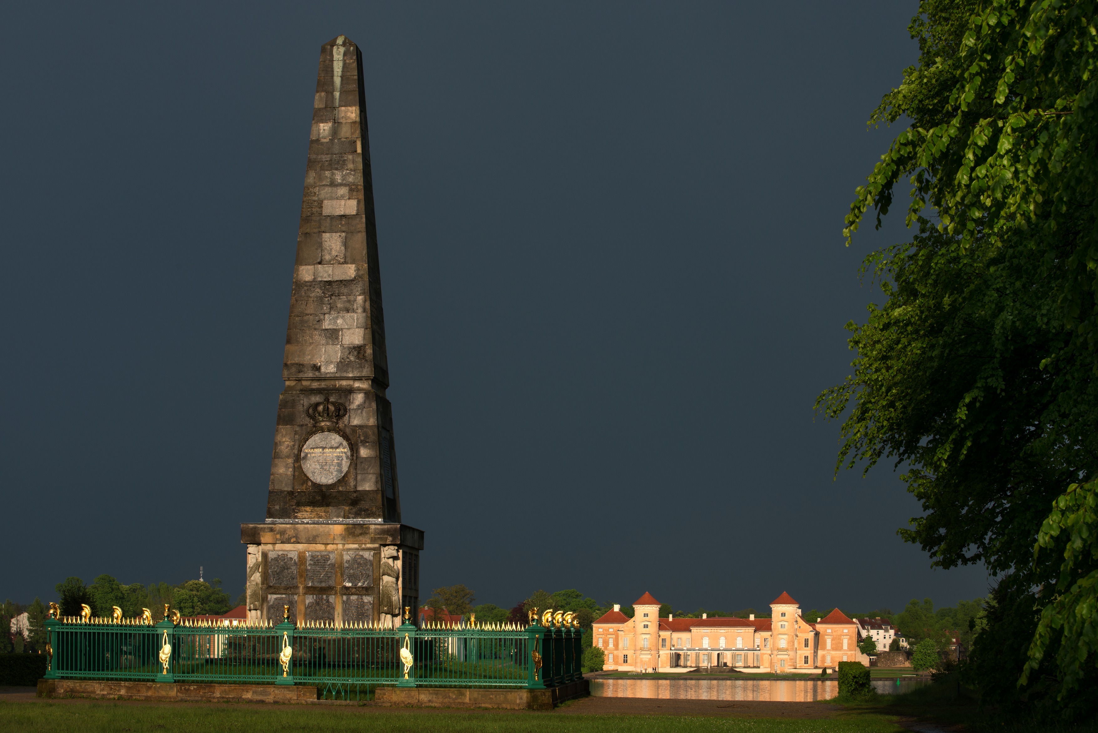 Obelisk im Lustgarten Rheinsberg, im Hintergrund das Schloss, Foto: Leo Seidel, Lizenz: SPSG