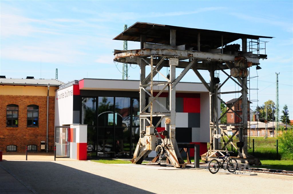 Blick auf die Bunte Bühne am GLEIS 3, Foto: LÜBBENAUBRÜCKE