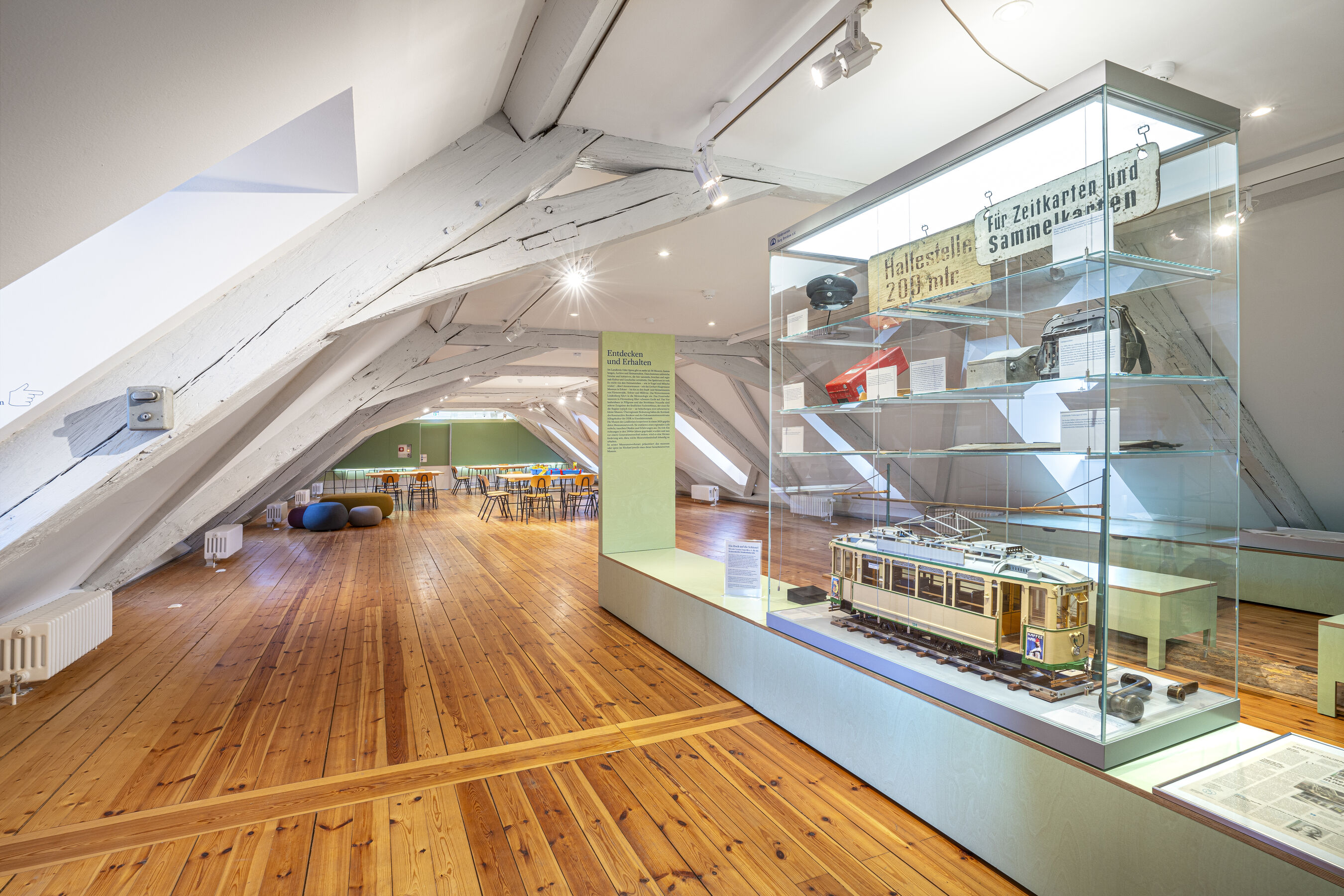 Vitrine Museumswerkstatt, Foto: museum oder spree, Lizenz: museum oder spree