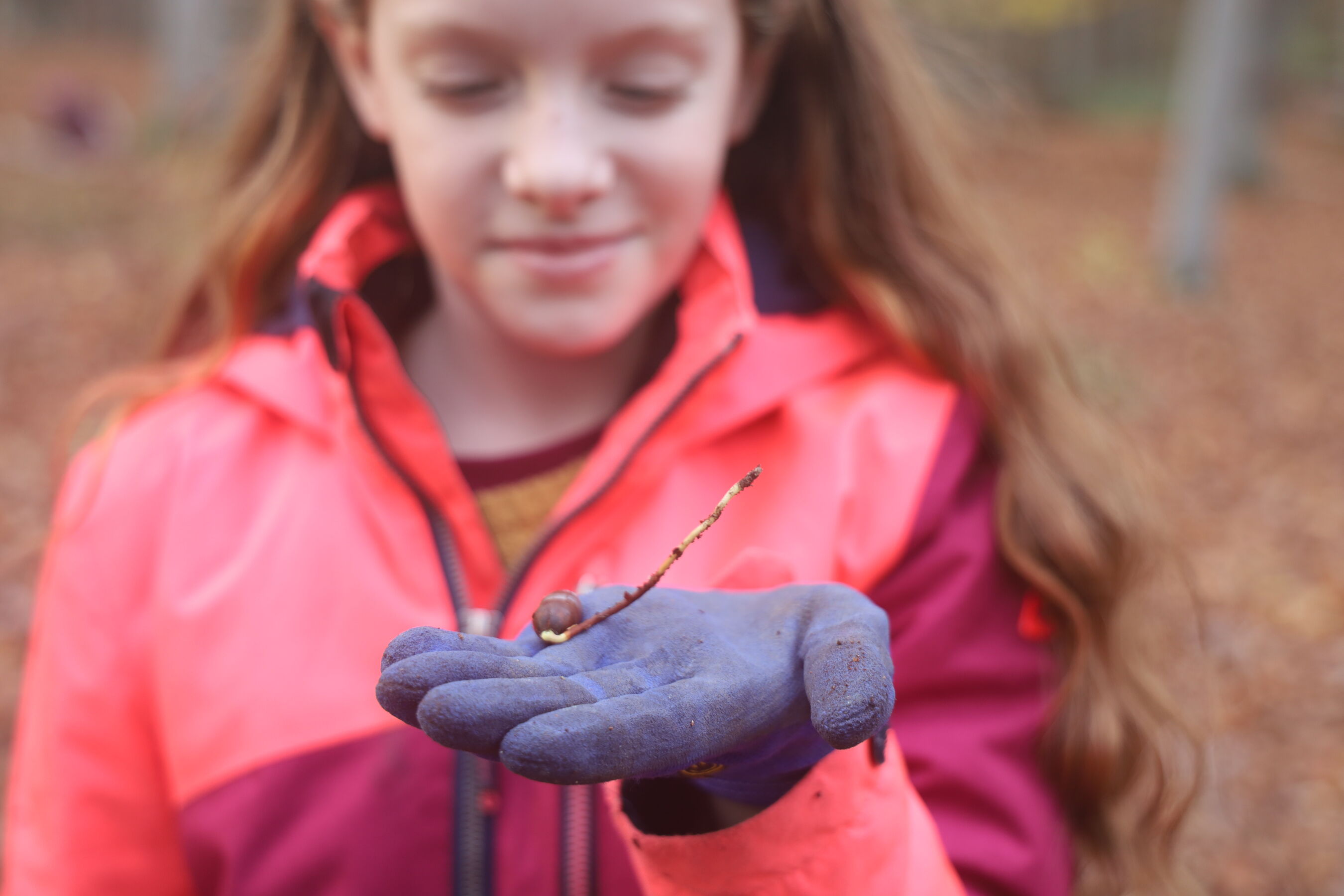 Junior Rangerin mit Frucht, Foto: Annelie Fiedler, Lizenz: NaturSchutzFonds Brandenburg