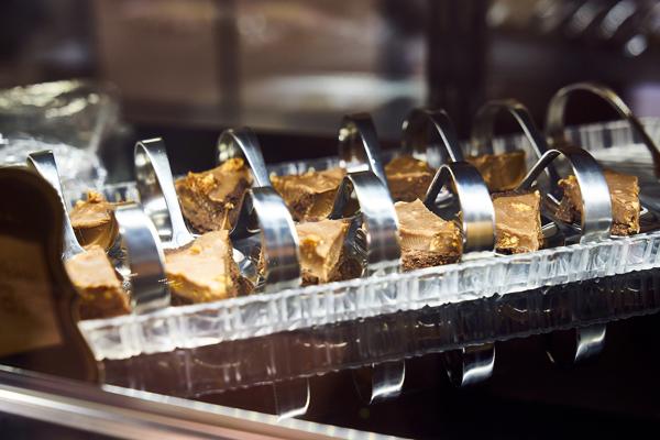 Plätzchenbacken am Weihnachtsbaum – beim Lebendigen Adventskalender Biesenthal