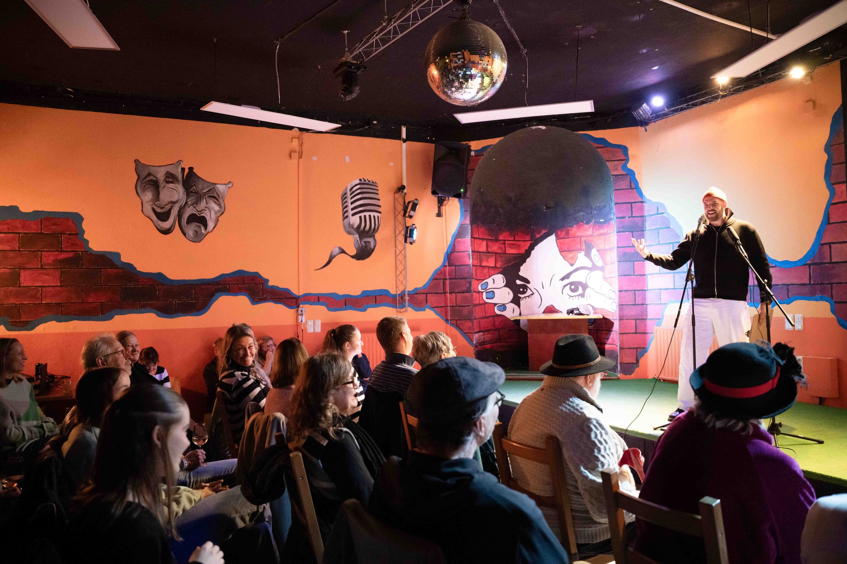 Young Poetry Open Stage 2024 mit Bas Böttcher, Foto: Henry Mundt, Lizenz: Fontane-Festspiele gUG