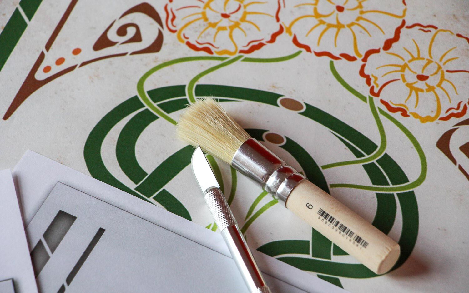 Kreative Wandgestaltung mit Schablonen- und Wickeltechnik